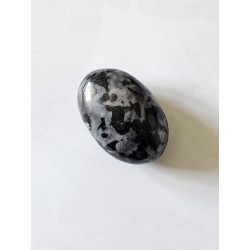 Galet Merlinite Gabbro – Intuition, protection et équilibre