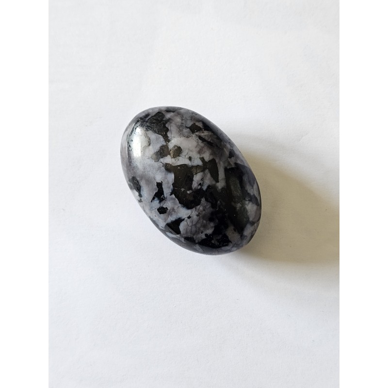 Galet Merlinite Gabbro – Intuition, protection et équilibre