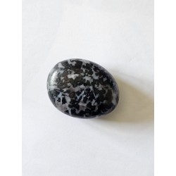 Galet Merlinite Gabbro – Intuition, protection et équilibre